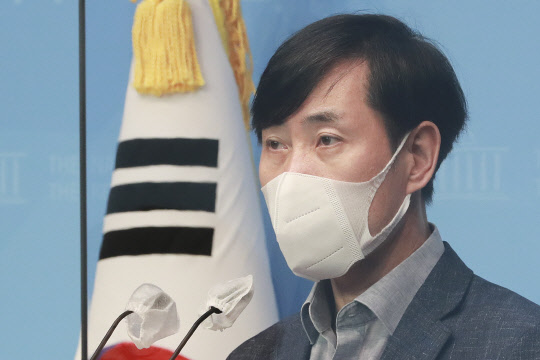 하태경 국민의힘 대선 예비후보가 5일 오전 서울 여의도 국회 소통관에서 제7호 대선공약인 노동시장 개혁 관련 기자회견을 하고 있다. 연합뉴스